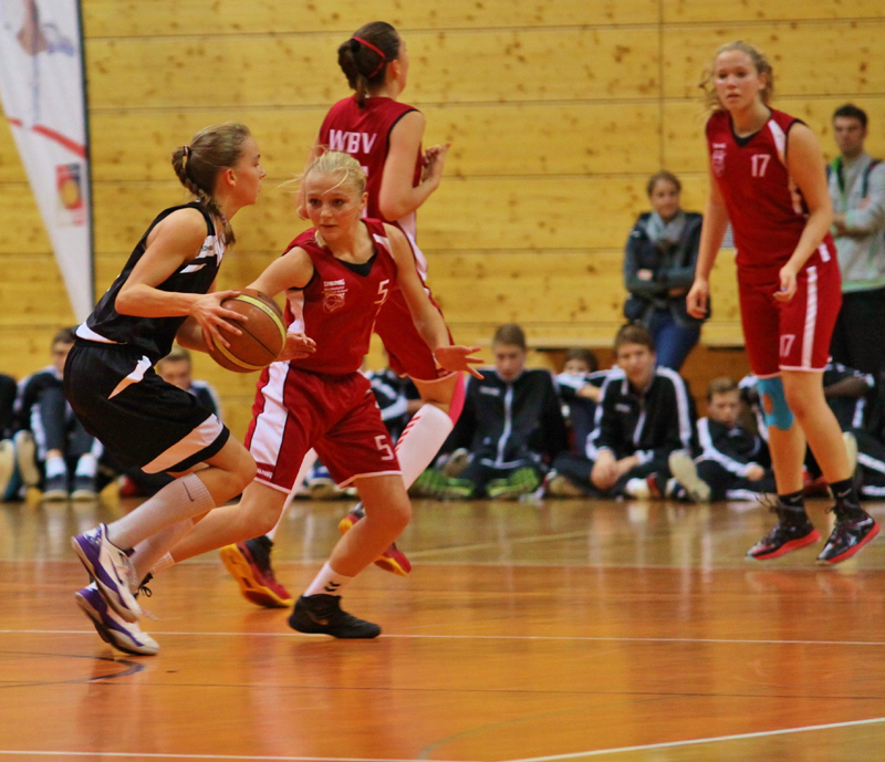 Jessica-kontrolliert-Gegner